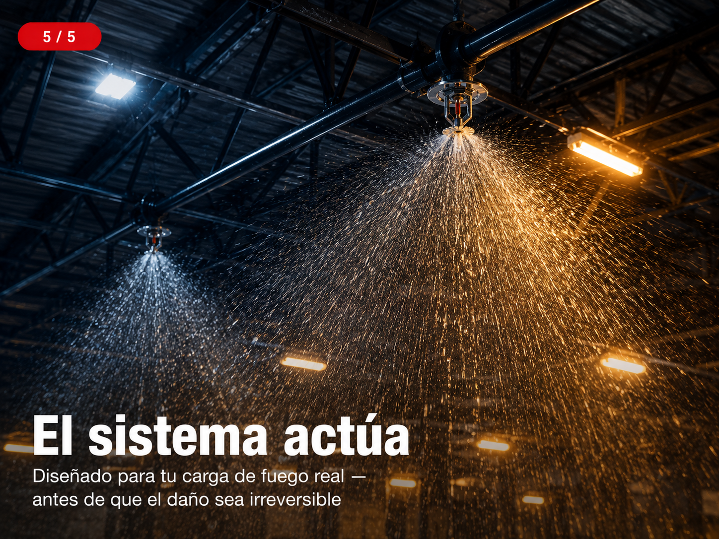 Sistema de rociadores automáticos sprinklers activado en depósito industrial — protección activa contra incendios en funcionamiento