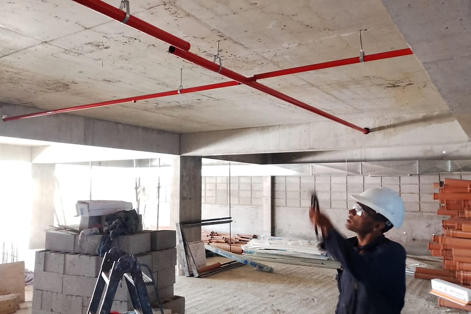 Cañería contra incendio tendida bajo una losa de hormigón en un edificio en construcción