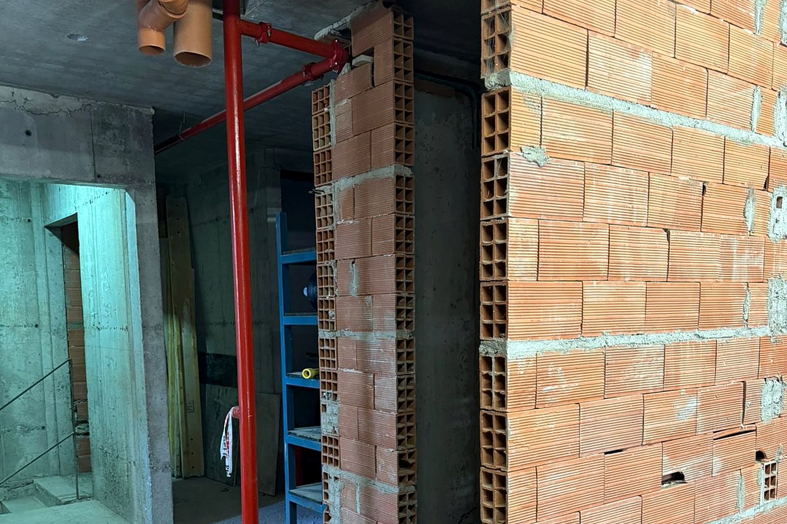 Montante vertical de la red contra incendio en un edificio en altura en construcción
